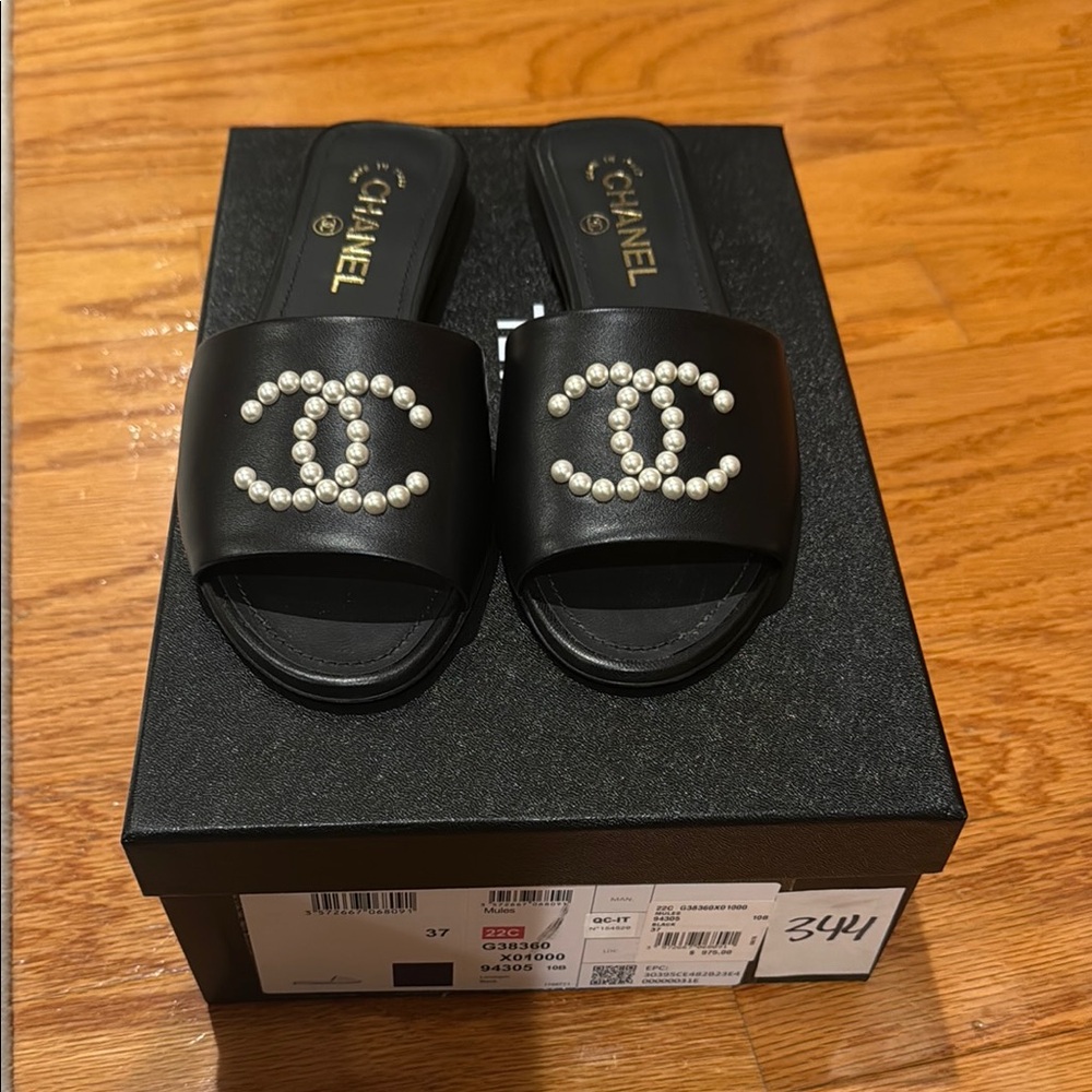 CHANEL Black leather pearl sandals mules 7 new box